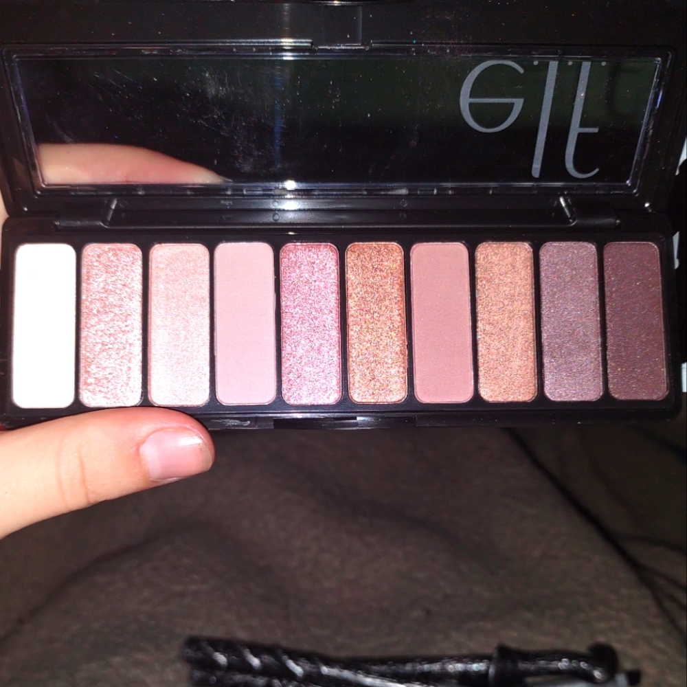 Rose-gold to nude eyeshadow palette